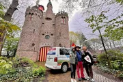 Viola Tami und Jan Fitze (r.) mit Gery Halman vor seinem Schloss im Osten der Niederlande Viola Tami und Jan Fitze (r.) mit Gery Halman vor seinem Schloss im Osten der Niederlande