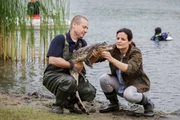 Der Kaiman, der im Badesee ausgesetzt wurde, konnte leichtverletzt gerettet werden. Tierärztin Dr. Mertens (Elisabeth Lanz, r.) ist erleichtert. Komparse (Oratio Martino, l.)