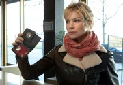 Diana Fabich (Nina Gnädig) gibt sich als Kriminalbeamtin zu erkennen.