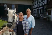Wie bei Bibi und Tina erleben Maya (M.), Singa (r.) und Reitpferd Hans bei SingAlarm verhexte Reiterferien auf dem Pferdehof.