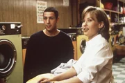 Eines Tages lernt Sonny (Adam Sandler, l.) die s&uuml;sse Layla (Joey Lauren Adams, r.) kennen ...