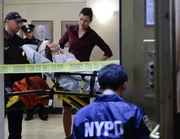 Der T&auml;ter scheint es ernst zu meinen, denn nach dem Einbruch in ihre Wohnung, wird nun auch noch Erins (Bridget Moynaha, M.) Kollegin heftig attackiert.