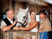 Der angehende Tierarzt Erik (Daniel Morgenroth, rechts) kümmert sich um Martinas (Lara Joy Körner) Pferd. Der angehende Tierarzt Erik (Daniel Morgenroth, rechts) kümmert sich um Martinas (Lara Joy Körner) Pferd.