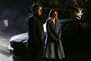 Eine Schulfreundin von Castle (Nathan Fillion, l.) wird ermordet, w&auml;hrend er dabei zusieht. Doch s&auml;mtliche seiner Theorien werden von Kate (Stana Katic, r.) widerlegt ...