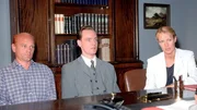 Rechtsanwalt Schubert (Karl-Heinz von Liebezeit, Mi.) versucht seinen Mandanten Wieland (Ulrich Gebauer, li.), den Hauptverdächtigen, aus der Untersuchungshaft freizubekommen (re. Britta Schmeling).