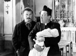 Don Camillo (Fernandel, rechts) weigert sich, das Baby seines Lieblingsfeindes Peppone (Gino Cervi) zu taufen.