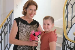 Von links: Stella (Adele Neuhauser) freut sich &uuml;ber die Geburtstagsblumen ihrer Enkelin Leonie (Paula F&uuml;tterer).