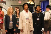 Britta (Gillian Jacobs, l.) versucht ihren Freund Troy (Donald Glover, r.) auf der Convention so gut sie kann zu unterstützen. Er hat Streit mit Abed (Danny Pudi, 3.v.l.), während Annie (Alison Brie, 2. v. l.) ganz andere Sorgen hat ... Britta (Gillian Jacobs, l.) versucht ihren Freund Troy (Donald Glover, r.) auf der Convention so gut sie kann zu unterstützen. Er hat Streit mit Abed (Danny Pudi, 3.v.l.), während Annie (Alison Brie, 2. v. l.) ganz andere Sorgen hat ...
