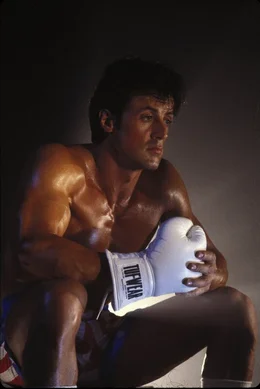 Rocky Balboa (Sylvester Stallone) trauert um seinen besten Freund und nimmt einen Boxkampf gegen Ivan Drago an, um ihn zu r&auml;chen ...