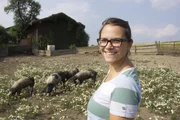 Joanna (im Bild) und Florian züchten Schwäbisch-Hällische Landschweine und die Zweinutzungshuhn-Rasse Les Bleues.