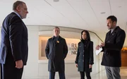 Holmes (Jonny Lee Miller, r.), Watson (Lucy Liu, 2.v.r.) und Capt. Gregson (Aidan Quinn, 2.v.l.) haben Beweise in der Hand, um den Kunsthändler Jacob Weiss krimineller Finanzmachenschaften zu überführen, doch der streitet alles ab ...