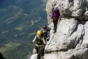Bei einem Arbeitsausflug in die Berge geraten die Betreiber einer jungen Start-Up-Firma in Streit. Kurz darauf entdeckt das Team der Bergretter eine verwirrte junge Frau in der Steilwand. Als Tobias sie bergen will, stößt sie ihn so unglücklich von sich, dass er schwer an der Wirbelsäule verletzt wird. Da Verdacht auf Querschnittlähmung besteht, wird Tobias sogleich ins Krankenhaus eingeliefert. Danach setzt Andreas' Team die Suche nach der Frau fort, die immer noch bloßfüßig in den Bergen herumirrt. Offenbar war sie nicht allein unterwegs. Im Bild (v.li.): Tanja (Nina Gnädig), Jan (Leander Licht) und Sabine (Susan Hoecke) müssen einen mühevollen Weg nehmen, um zu ihren defekten Funkstationen zu gelangen.