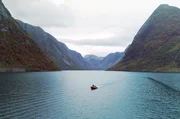 Über Hunderte von Kilometern strömt das Meer in die rund tausend Fjorde an der bergigen, stark zerklüfteten Westküste Norwegens.