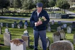 Regelm&auml;&szlig;ig besucht Ove (Rolf Lassg&aring;rd) das Grab seiner Frau Sonja.