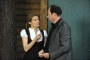 Uschi und Hubert wollen Theres helfen, den Silberdieb zu stellen. Von links: Uschi Guggenmoser (Silke Popp) und Hubert Kirchleitner (Bernhard Ulrich). Uschi und Hubert wollen Theres helfen, den Silberdieb zu stellen. Von links: Uschi Guggenmoser (Silke Popp) und Hubert Kirchleitner (Bernhard Ulrich).