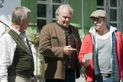 Franz Marthaler (Heinz Marecek, l.) und Peter Herbrechter (Michael König, M.) sorgen sich ebenso um die vermissten Bergretter wie Toni Stössl (Martin Klempnow, r.). Gemeinsam wollen sie sich auf die Suche machen.