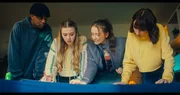 In der Wohnung von Alices Mutter betrachten Finn (Jordan Adene), Maeve (Skye McClenaghan), Bea (Aoife Hughes) und Alice (Scarlett Rayner, v.l.n.r.) die Ausdrucke der Fotos, die sie von der aufgemalten Wegbeschreibung auf Maeves Arm gemacht haben. Bea weiß, wo sie die Suche nach ihren Freunden starten müssen. In der Wohnung von Alices Mutter betrachten Finn (Jordan Adene), Maeve (Skye McClenaghan), Bea (Aoife Hughes) und Alice (Scarlett Rayner, v.l.n.r.) die Ausdrucke der Fotos, die sie von der aufgemalten Wegbeschreibung auf Maeves Arm gemacht haben. Bea weiß, wo sie die Suche nach ihren Freunden starten müssen.