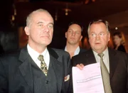Der Immobilienhai Bernd Höhne (Hanns Zischler, li.) ist von der Befragung durch die Kommissare Kehler (Wolfgang Bathke, re.) und Bongartz (Max Gertsch) nicht sonderlich beeindruckt. Der Immobilienhai Bernd Höhne (Hanns Zischler, li.) ist von der Befragung durch die Kommissare Kehler (Wolfgang Bathke, re.) und Bongartz (Max Gertsch) nicht sonderlich beeindruckt.
