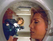 Tatort Herrentoilette: Detective Stella Bonasera (Melina Kanakaredes, l.) macht Beweisfotos von dem Transvestiten Quentin (Candis Cayne), der in der Toilette ertränkt wurde. Tatort Herrentoilette: Detective Stella Bonasera (Melina Kanakaredes, l.) macht Beweisfotos von dem Transvestiten Quentin (Candis Cayne), der in der Toilette ertränkt wurde.