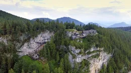 Das Wallfahrtskirchlein Sch&uuml;sserlbrunn links unten.