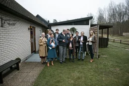 Ove (Rolf Lassg&aring;rd, M), seine Nachbarn und die Reporterin der Lokalzeitung, Lena (Anna-Lena Brundin 2.v.l vorne). Vorne links daneben Chatarina Larrson als Anita, hinter Ove v.l.n.r. Patrick (Tobias Almborg), Jimmy (Klas Wiljergard), Mirsad (Poyan Karimi).