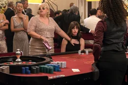 L - R: Rebel Wilson als Penny, Anne Hathaway als Josephine