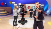 PUR+-Moderator Eric Mayer (r.) ist bei der Aufzeichnung der Quizshow "1, 2 oder 3" mit Moderator Elton (M.) dabei und findet heraus, was für eine gelungene Fernsehshow alles nötig ist.