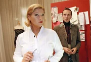 Lotte (Susanne Szell, l.) ist geschockt, dass Hugo (Hubertus Regout, r.) auf ihren Spaß so heftig reagiert.