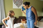 Mama ist sauer, weil Mirella nicht aufräumen will.