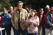 Mike (Neil Flynn, l.); Sue (Eden Sher, r.)