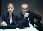 In einem au&szlig;ergew&ouml;hnlichen Fall duellieren sich Anw&auml;ltin Maria Schwadorf (Stefanie Stappenbeck, l.) und ihr Ex-Chef Dr. Georg Actis (Hannes Jaenicke, r.) erneut vor Gericht ...