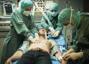 Die Ärzte kämpfen im Krankenhaus um Bens Leben; Hubertus Grimm als Ben.