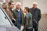 Nora Dalay (Aylin Tezel) kann es nicht fassen, dass ihre Kollegen Peter Faber (Jörg Hartmann, links), Ivo Batic (Miroslav Nemec) und Franz Leitmayr (Udo Wachtveitl, rechts) die Gefahr nicht sehen.