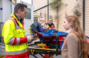 Leni Ludwigs (Alix Heyblom, re.) Nina (Katharina Hirschberg, liegend) wird nach einem Sturz beim Klettern in die Sachsenklinik eingeliefert. Nina spielt den Unfall etwas herunter, doch Notarzt Dr. Daniel Ludwig (Markus Neumann, li.) kann derzeit ein Bauchtrauma nicht ausschließen. Leni Ludwigs (Alix Heyblom, re.) Nina (Katharina Hirschberg, liegend) wird nach einem Sturz beim Klettern in die Sachsenklinik eingeliefert. Nina spielt den Unfall etwas herunter, doch Notarzt Dr. Daniel Ludwig (Markus Neumann, li.) kann derzeit ein Bauchtrauma nicht ausschließen.