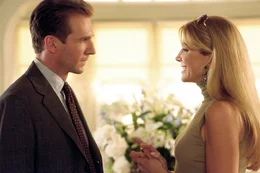 Christopher Marshall (Ralph Fiennes, li.)