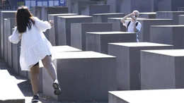 Touristen am Berliner Denkmal für die ermordeten Juden Europas. Touristen am Berliner Denkmal für die ermordeten Juden Europas.