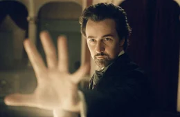 Seit Kindertagen liebt der einzigartige Magier Eisenheim (Edward Norton) die Verlobte des Kronprinzen Leopold, Herzogin Sophie. Als er sie zuf&auml;llig in Wien wiedertrifft, entwickelt er einen perfekten Plan voller Illusionen...