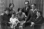 Eine jüdische Familie: Seit der Machtergreifung im Jahr 1933 diskriminieren und verfolgen die Nationalsozialisten die jüdische Bevölkerung systematisch, um sie ins Exil zu treiben.