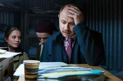 Die Suche in riesigen Aktenstapeln lässt Bitz fast verzweifeln. V.l.n.r. Marie (Bianca Nawrath), Moses Halberstadt (Juri Senft), Bitz (Moritz Führmann)
