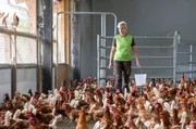 Domenica Müller auf dem Hof Müller in Wegberg: Alle Zutaten für ihre "gläserne" Manufaktur kommen vom eigenen Hof oder aus der Region.