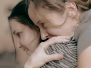 v.li.: Nele (Lisa Vicari), Verena (Jeanette Hain).