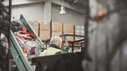 Laut EU-Kommission produziert jeder Europ&auml;er etwa elf Kilogramm Textilm&uuml;ll pro Jahr.
