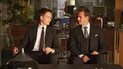 Mike (Patrick J. Adams, l.) und Harvey (Gabriel Macht, r.) zeigen sich für einen Moment entspannt – doch der nächste Fall wirft bereits seine Schatten voraus. In der Kanzlei bahnen sich neue Machtspiele an.