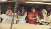 Graeme (Simon Pegg, l.), Ruth (Kristen Wiig, M.) und Clive (Nick Frost, r.) wissen noch nicht, was sie von Pauls Fahrk&uuml;nsten halten sollen.