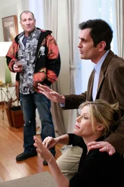 "Modern Family" - Manny hat auf dem Fußballplatz nur Augen für die hübsche Brenda. Er möchte ihr im Einkaufszentrum unbedingt seine Liebe gestehen. Jay hält das für keine gute Idee. Gloria tut alles, um den jungen Romeo zu unterstützen. Claire ist unterdessen damit beschäftigt, junge Triebe im Keim zu ersticken. Im Bild (v.li.): Ed O'Neill (Jay Pritchett), Julie Bowen (Claire Dunphy), Ty Burrell (Phil Dunphy).