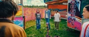 Kaz (Maiya Silveston, h.l.), Louis (Oliver Cunliffe, h.M.) und Glen (Krish Misra, h.r.) sind durch eine zweite Luke im Raumschiff in die virtuelle Welt von Jays (Noah Manzoor, v.l.) Erdrutsch-Gruppe gelangt. Jay will unbedingt wissen, wer der Anführer oder die Anführerin der Libellen-Gruppe ist. Und fordert sie gemeinsam mit Dev (Kalli Tant, v.r.) heraus.