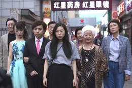 The Farewell Heldin umgeben von schwieriger Familie: Awkwafina als Billi Wang (M.), dahinter Tzi Ma als Vater Haiyan Wang, Diana Lin als Mutter Jian Wang (rechts aussen).