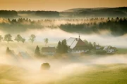 SWR Fernsehen FAHR MAL HIN, "Im farbenfrohen Schwarzwald - Auf Rädern durch den Naturpark", Schwarzwaldhof im Morgendunst.