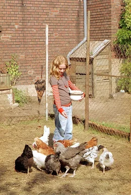 Aufgrund ihrer Liebe zu den gefiederten Haustieren, hat sich Sprotte (Michelle von Treuberg) daf&uuml;r entschieden, H&uuml;hnerfedern zu ihrem Bandenzeichen zu machen!