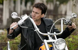 Um seinen sterbenden Vater zu retten, verkauft der ber&uuml;hmte Motorrad-Stuntman Johnny Blaze (Nicolas Cage) seine Seele Mephistopheles. Von nun an ist er gezwungen, Nacht f&uuml;r Nacht in Gestalt eines feurigen D&auml;mons das B&ouml;se zu vernichten. Da bietet der Teufel ihm eine Chance, seine Seele zur&uuml;ckzugewinnen ...